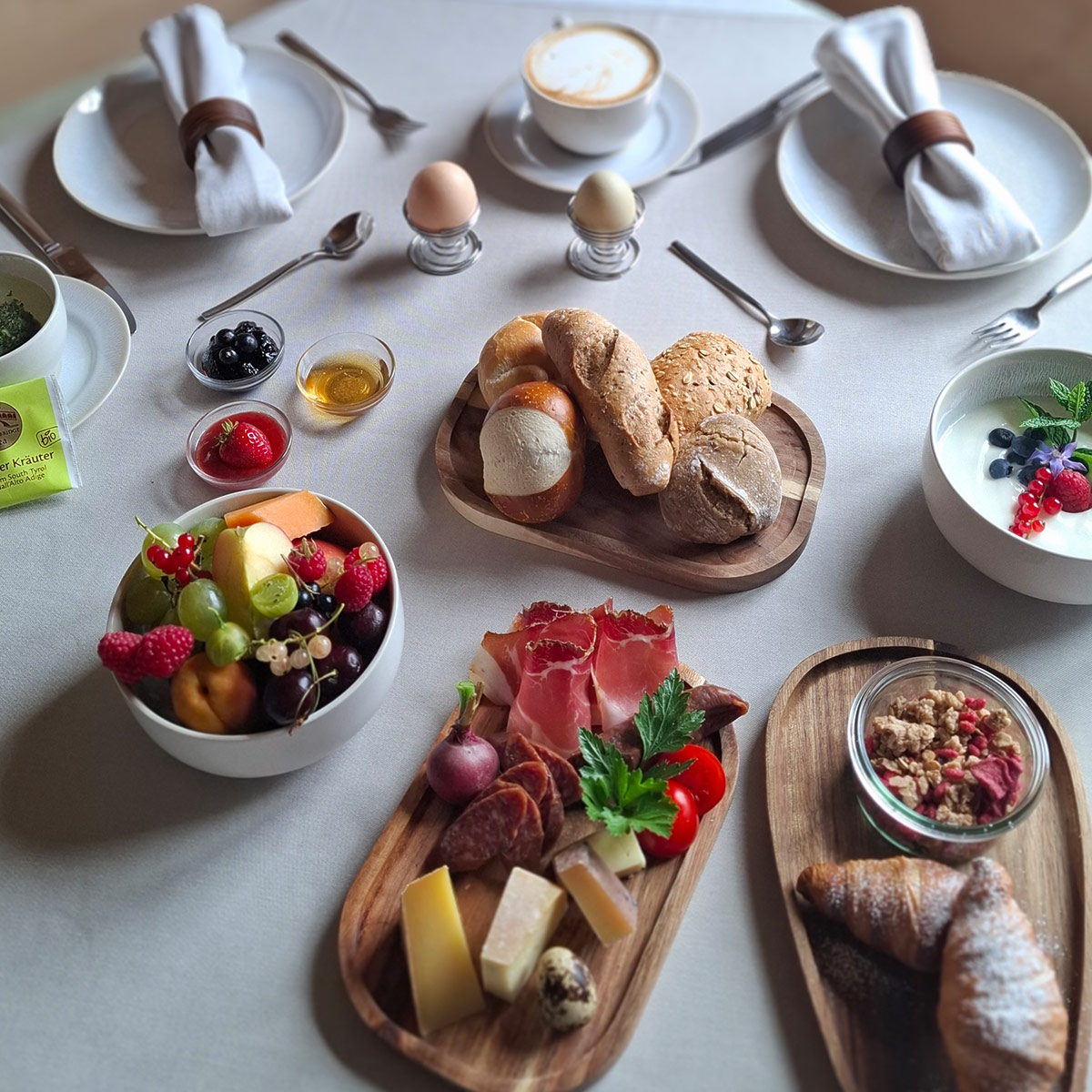 loechlerhof fruehstueck luesen fruehstuecksbuffet brixen 1