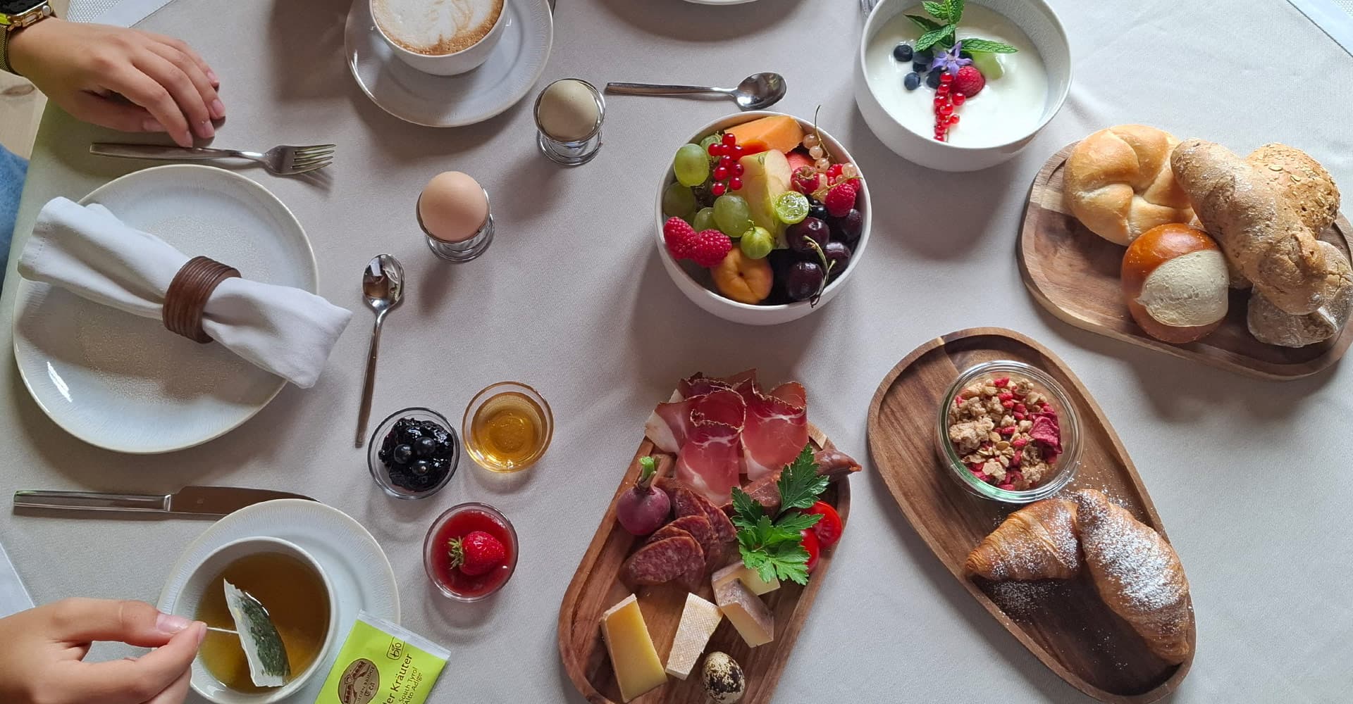 loechlerhof fruehstueck luesen fruehstuecksbuffet brixen 2